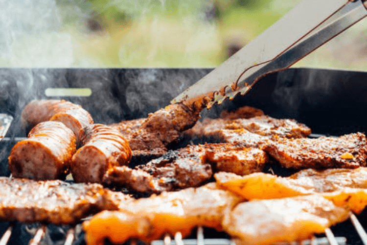 barbecue-à-gaz-amis-brochettes-grill-jardin-grillades-saucisses-viande-cuisson-plancha-avis-guide
